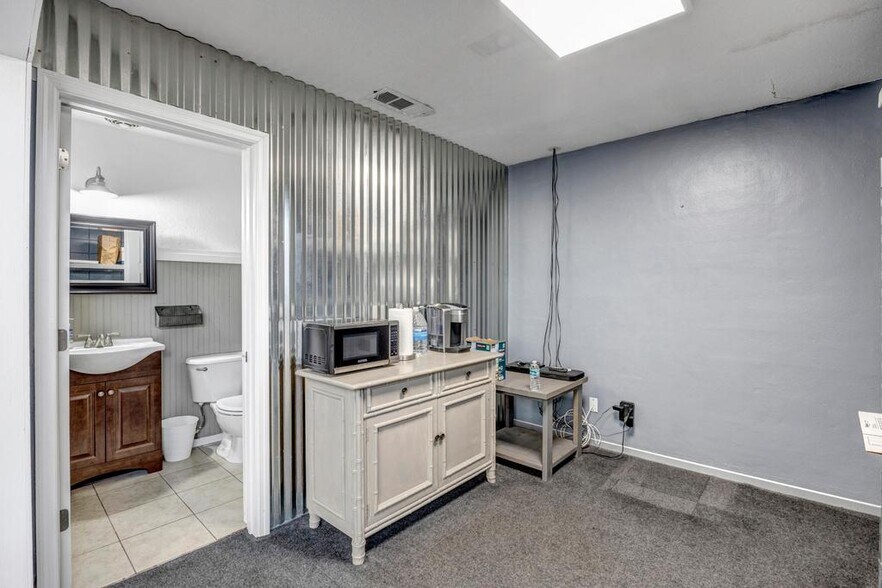 More Photos Of 931 N Liberty St, Jacksonville Warehouse For Sale