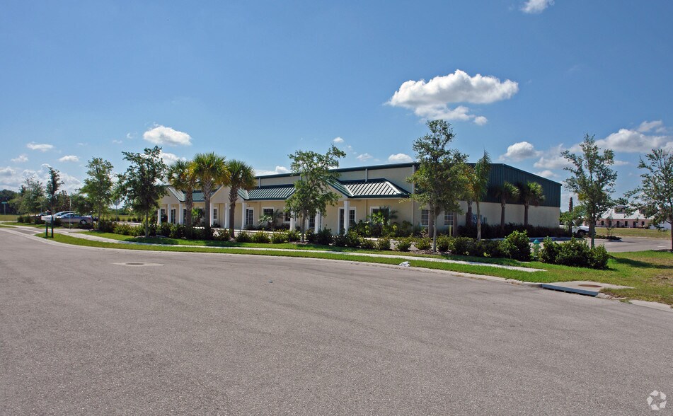 More Photos Of 8120-8130 Uzita Dr, Sarasota Flex For Lease