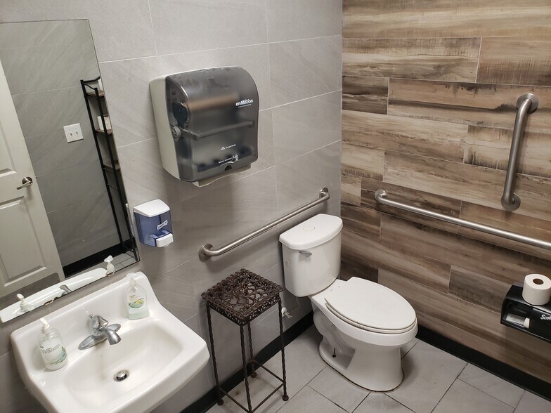More Photos Of 1550 Gulf Shores Pky, Gulf Shores General Retail For Sale