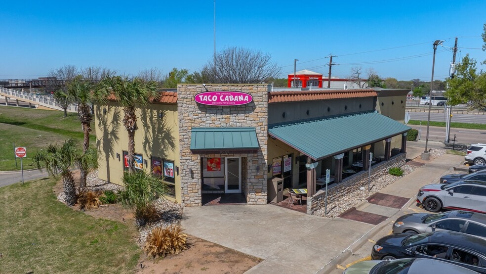 Primary Photo Of 9210 E R L Thornton Fwy, Dallas Fast Food For Sale