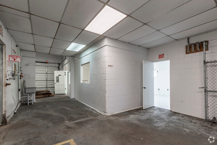 More Photos Of 726 N Expressway 77, Harlingen Warehouse For Lease