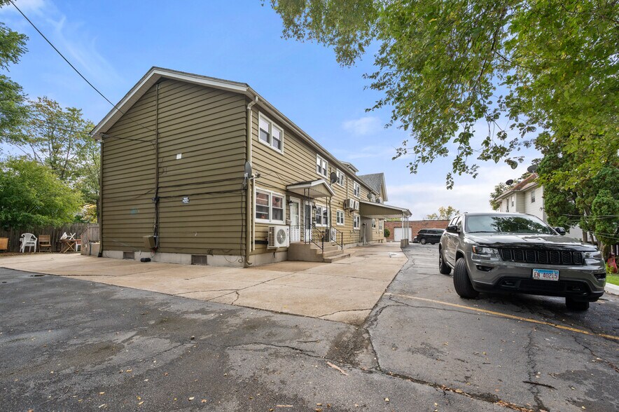 More Photos Of 304 Hankes Ave, Aurora Apartments For Sale
