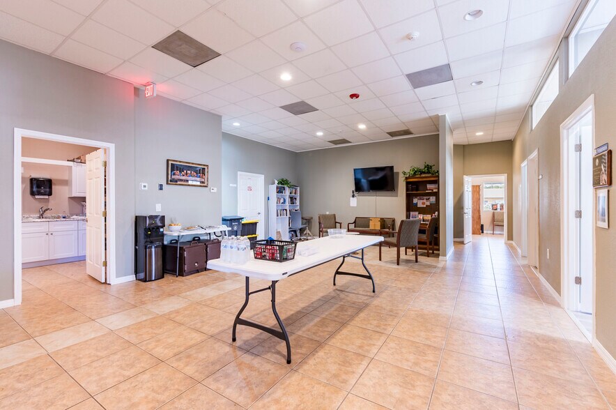 More Photos Of 655 N Indiana Ave, Englewood Medical For Sale