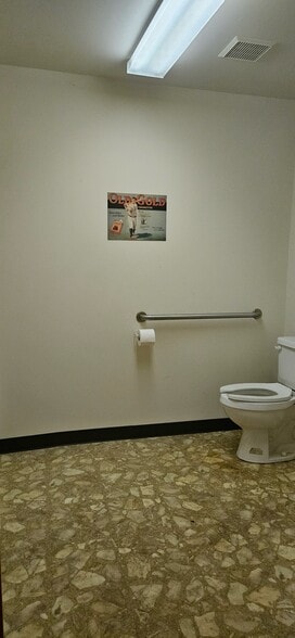 More Photos Of 306 W Main St, South Hill Flex For Lease