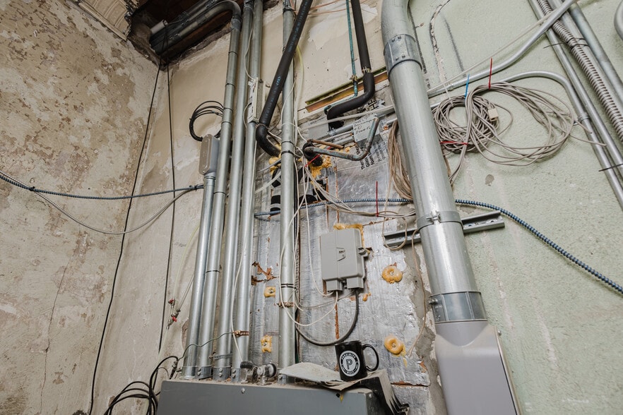 More Photos Of 830 N Kansas Ave, Topeka Bar For Sale