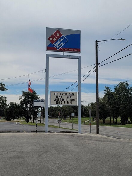 More Photos Of 1007 S Guadalupe St, Seguin Storefront For Sale