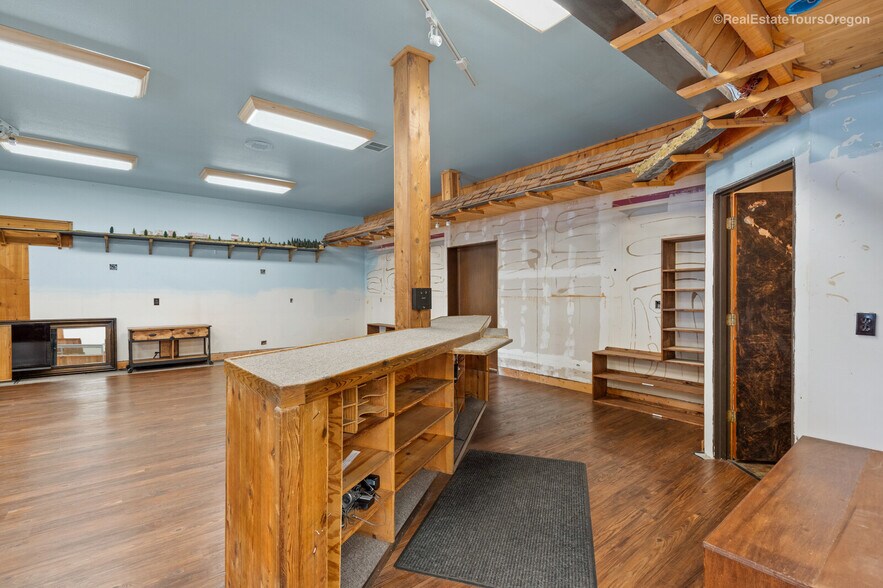 More Photos Of 10791 Oak St NE, Donald Showroom For Sale