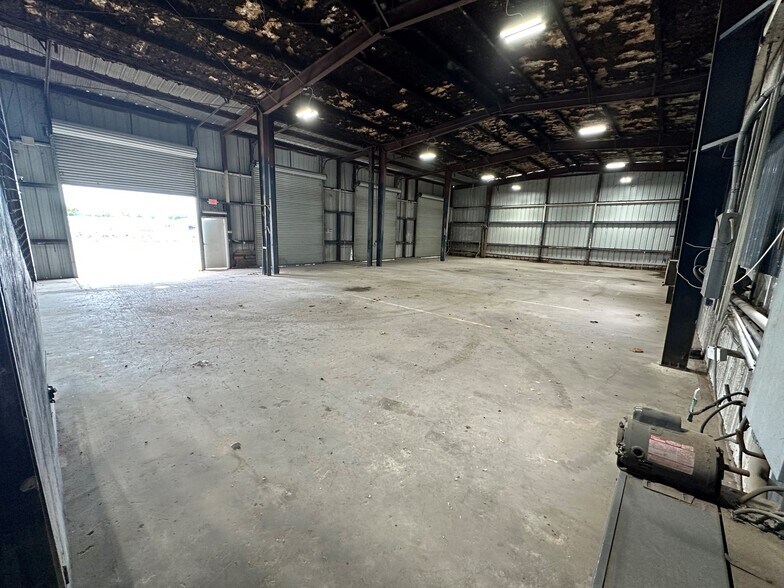 More Photos Of 1505 Brittmoore Rd, Houston Warehouse For Lease