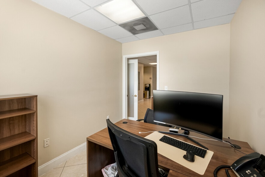 More Photos Of 10261 Sunset Dr, Miami Office For Lease