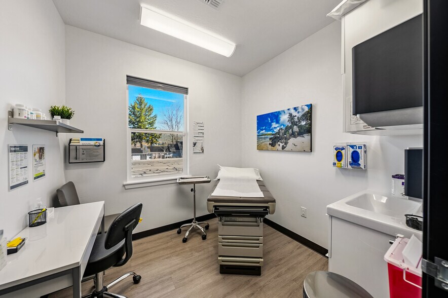 More Photos Of 296 S Pacific Hwy, Talent Medical For Sale