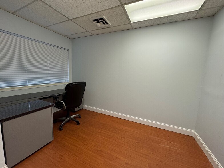 More Photos Of 14378-14390 Woodlake Dr, Town and Country Office For Sale