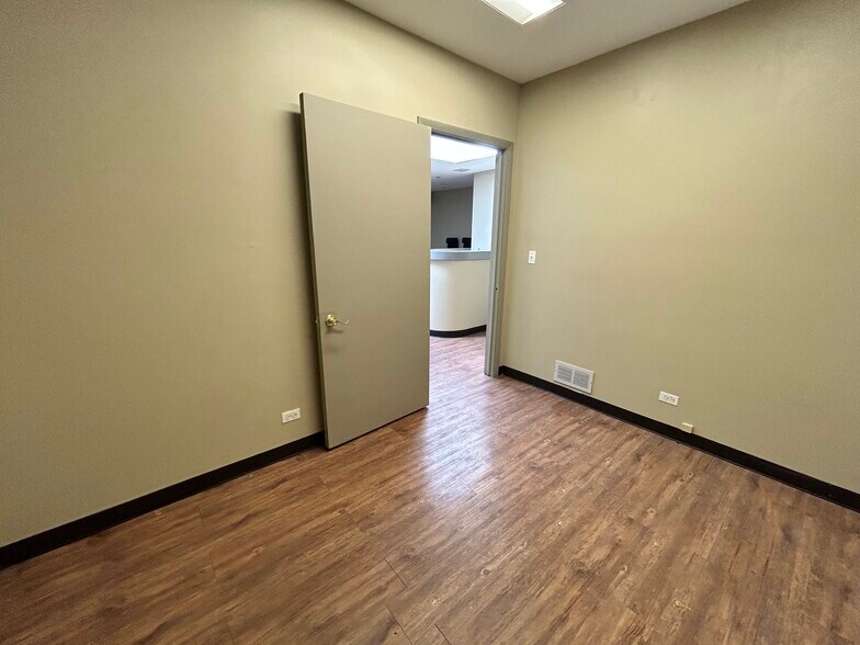 More Photos Of 4956 W Irving Park Rd, Chicago Office For Lease