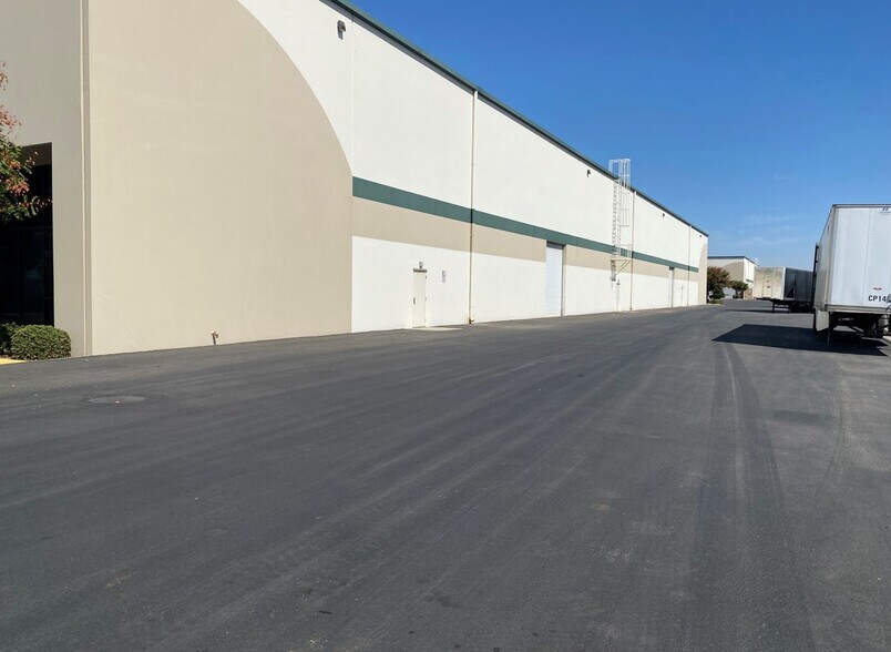 More Photos Of 2520 N American St, Visalia Distribution For Lease