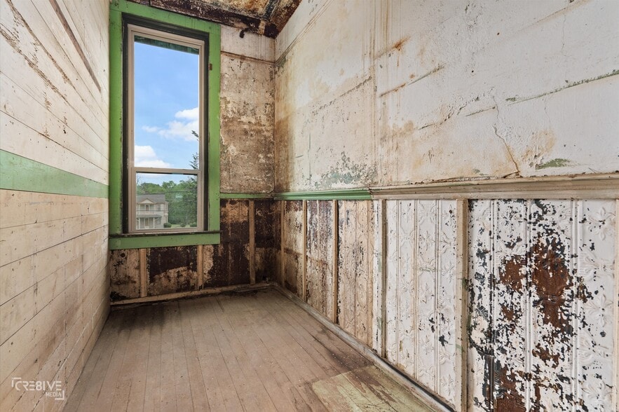 More Photos Of 157 S Henderson St, Rusk Flex For Sale