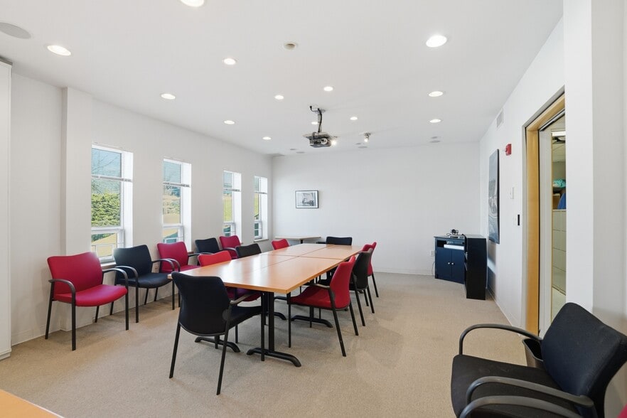 More Photos Of 19 John Clarke Rd, Middletown Office For Sale