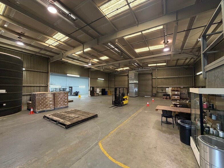 More Photos Of 65 S Lotas St, Porterville Warehouse For Lease