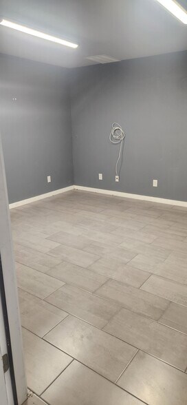 More Photos Of 4819 R O Dr, Spicewood Warehouse For Lease