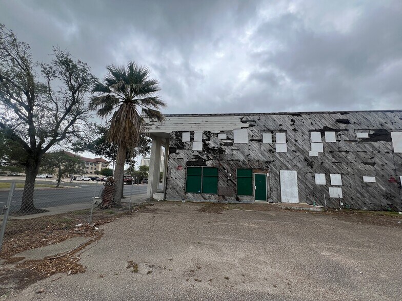 More Photos Of 1301 N Chaparral St, Corpus Christi Apartments For Sale