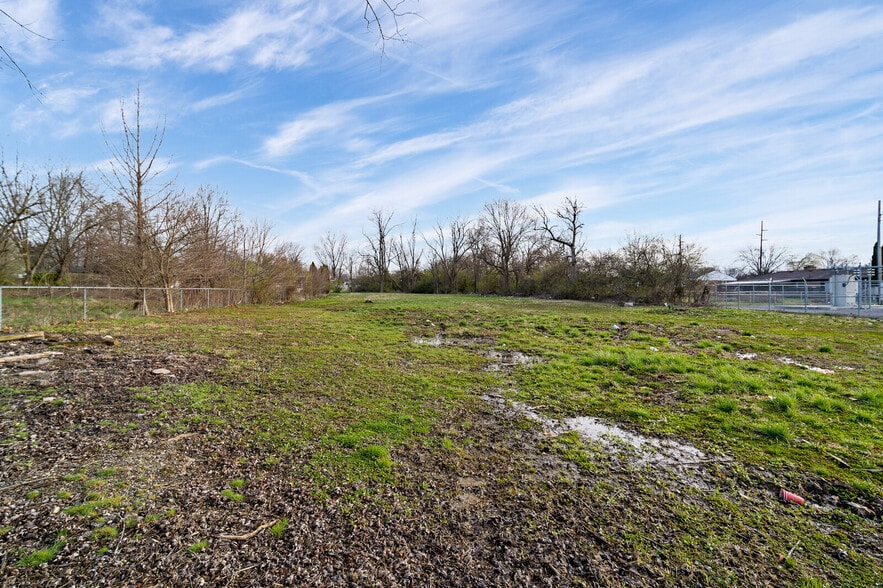 More Photos Of 6962 Coles Rd, Middletown General Retail For Sale