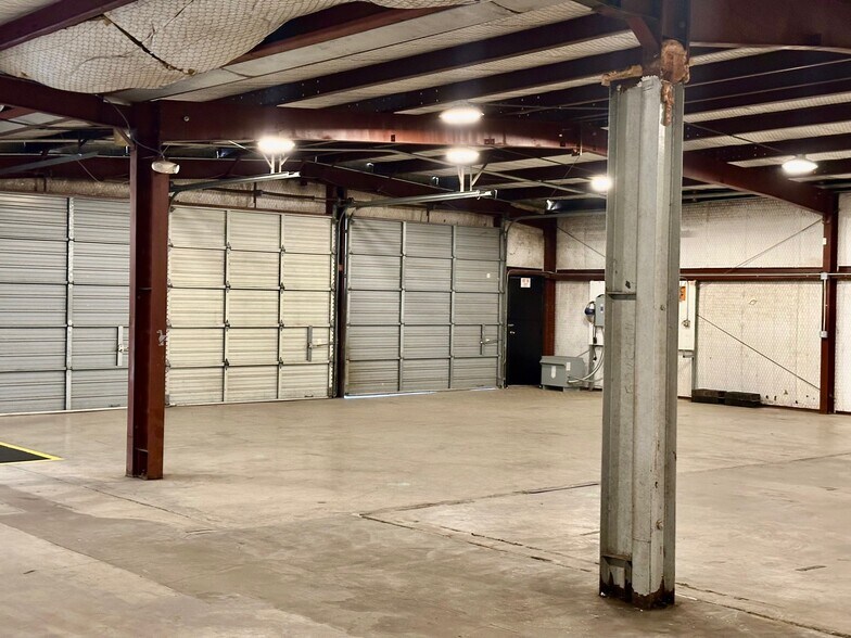 More Photos Of 210 Gravel St, Seguin Warehouse For Lease