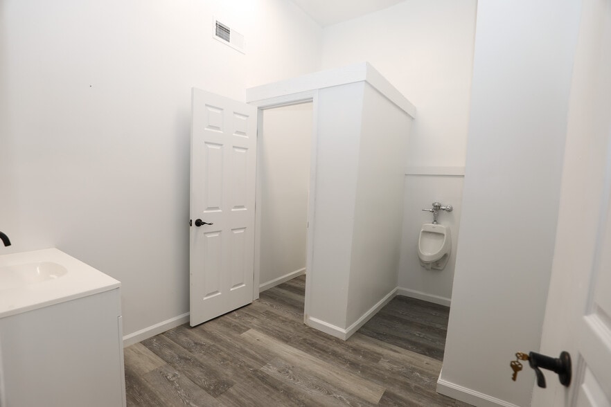 More Photos Of 5 Haynie St, Newnan Warehouse For Lease