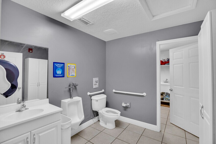 More Photos Of 1285 6th Ave, Vero Beach General Retail For Sale