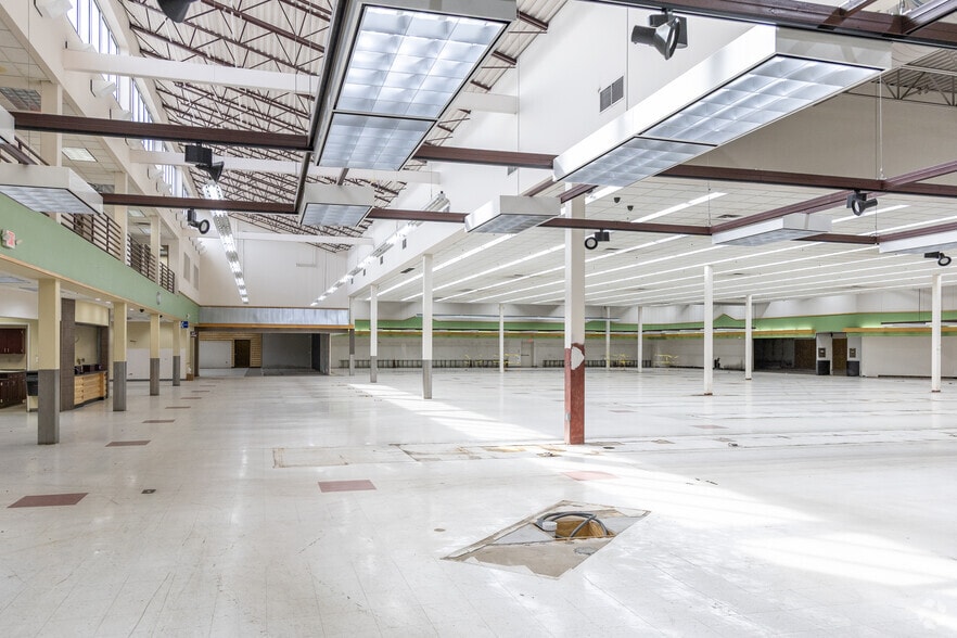 More Photos Of 400 W 9th St N, Ladysmith General Retail For Sale