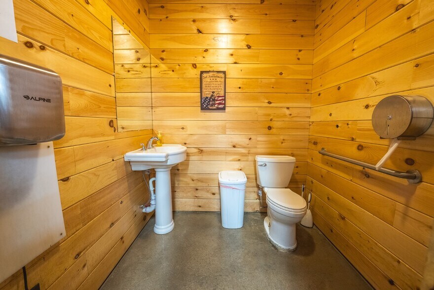 More Photos Of 118 First Ave, Hampton General Retail For Sale