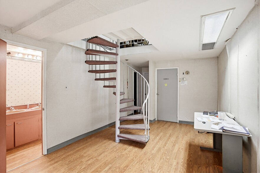 More Photos Of 14 W Saratoga St, Baltimore Office For Sale