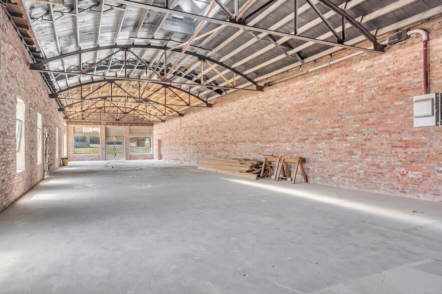 More Photos Of 815 W Broadway St, Ardmore Freestanding For Sale