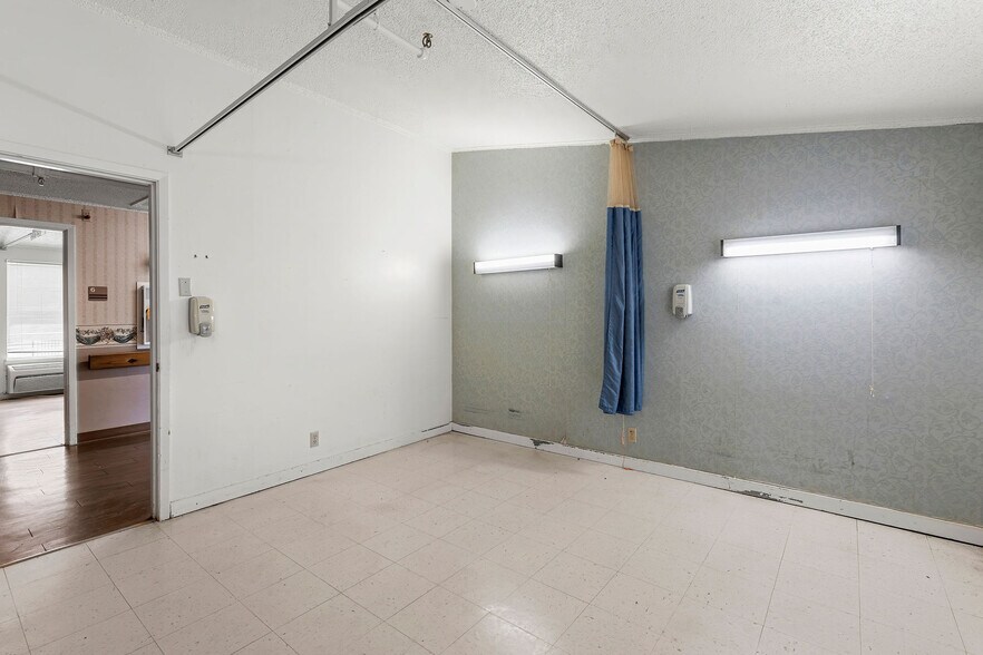 More Photos Of 510 E Bonham St, Jefferson Medical For Sale
