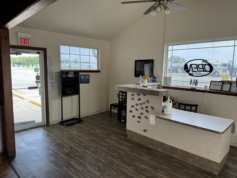 More Photos Of 701 N Crossroads, Leonard Restaurant For Sale