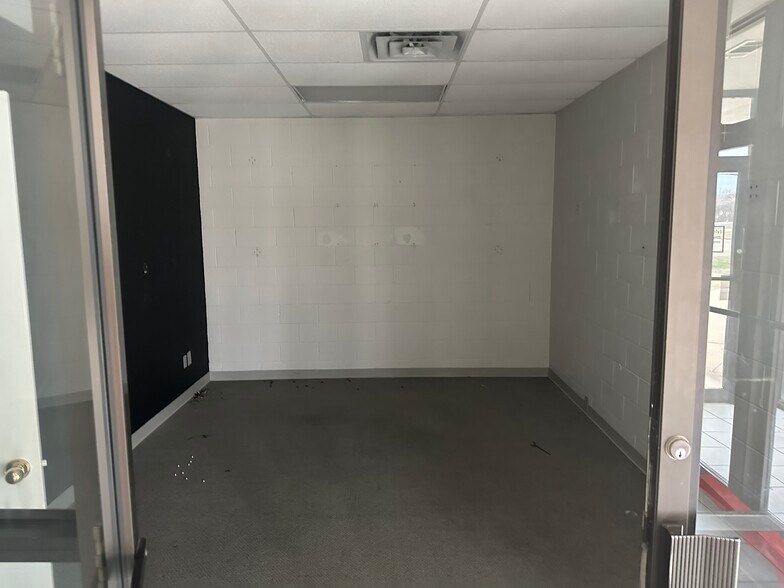 More Photos Of 300 N Broadway St, Joshua Storefront Retail Office For Lease