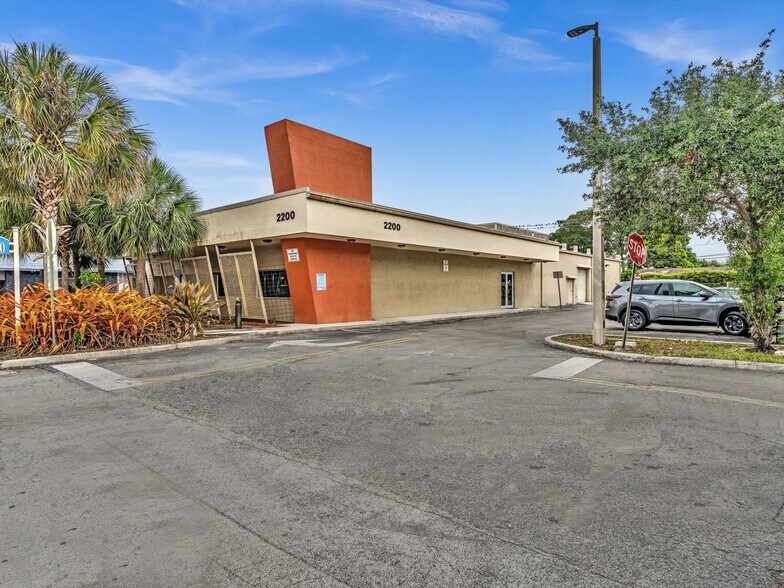 More Photos Of 2200 N University Dr, Sunrise Warehouse For Lease