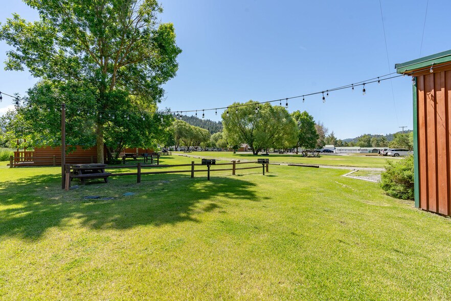 More Photos Of 8 W Curlew Lake Rd, Republic Self Storage For Sale