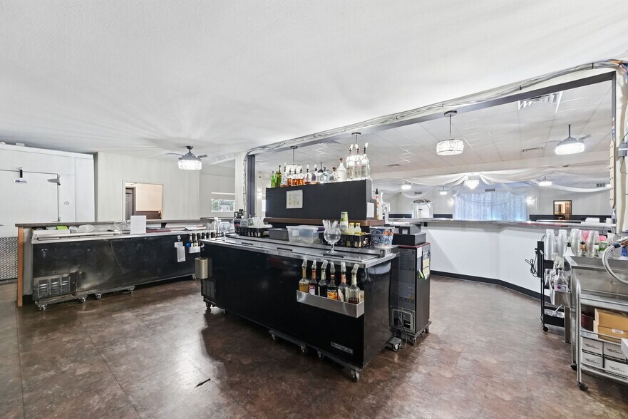 More Photos Of 691 S Main St W, Richmond Restaurant For Sale
