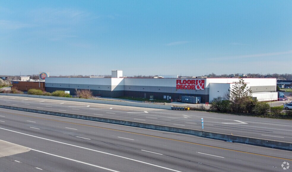 More Photos Of 8310-8410 Castleton Corner Dr, Indianapolis Storefront For Lease