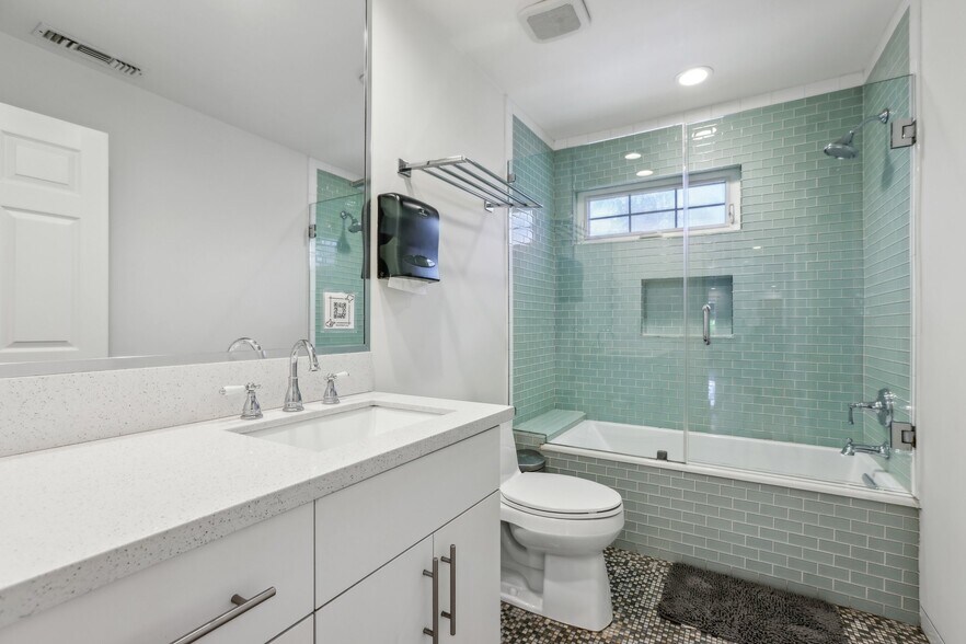 More Photos Of 6082 Selma Ave, Los Angeles Rehabilitation Center For Lease