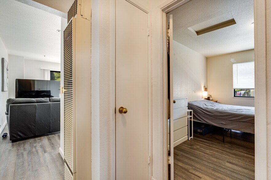 More Photos Of 1270 Broadway, Sonoma Freestanding For Sale