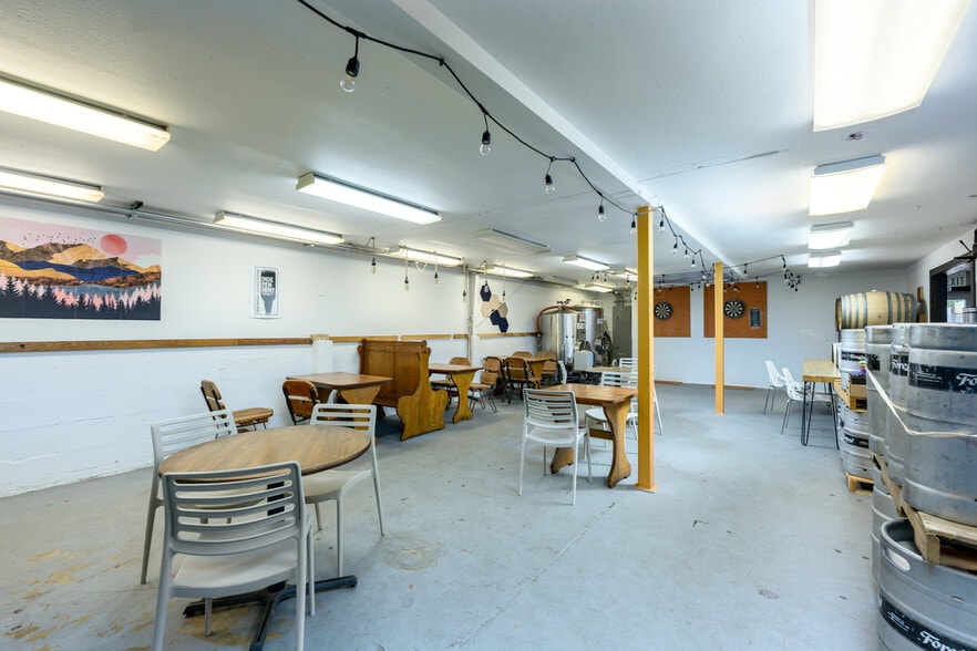 More Photos Of 777 NE 4th St, McMinnville General Retail For Lease