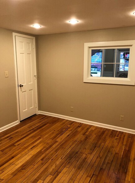 More Photos Of 203 E Side Sq, Huntsville Office For Lease