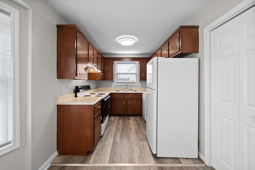 More Photos Of 107 Waterford Dr, Oak Grove Office Residential For Sale