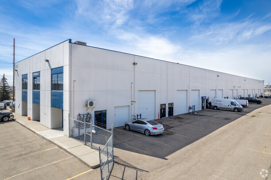 More Photos Of 4999 43rd St SE, Calgary Light Distribution For Sale