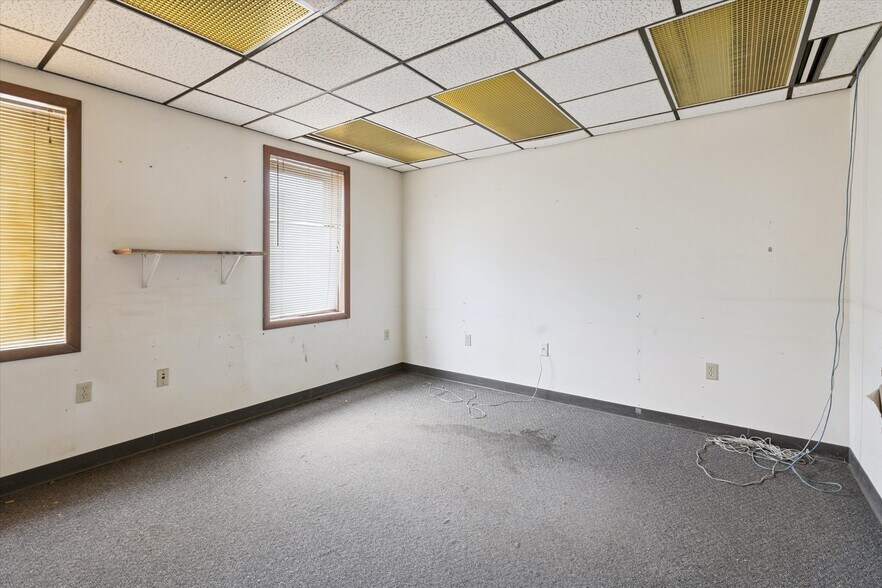 More Photos Of 211 Lee St, Saginaw Manufacturing For Sale