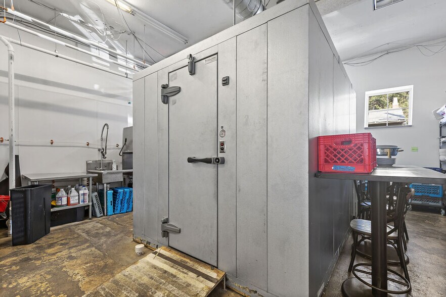 More Photos Of 17 E Brickel St, Columbus General Retail For Sale