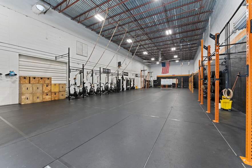 More Photos Of 7490 N 30th Ave, Saint Petersburg Showroom For Sale