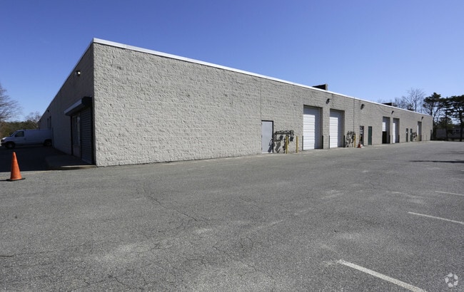 More Photos Of 5000-5014 Veterans Memorial Hwy, Holbrook Research And Development For Lease