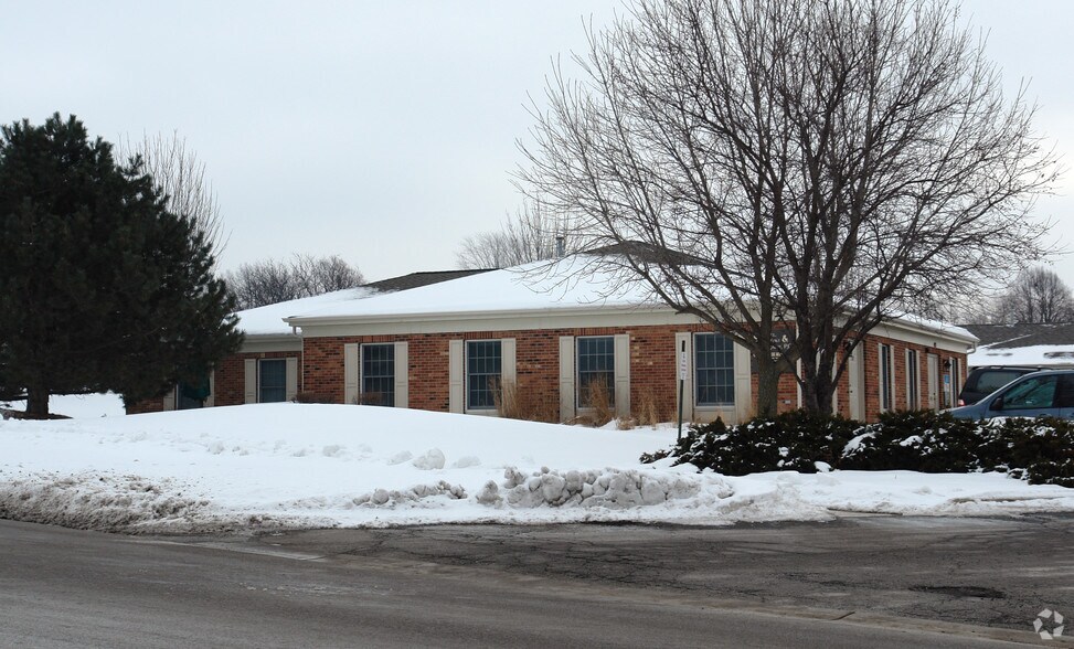 More Photos Of 421-425 Williamsburg Dr, Geneva Medical For Lease