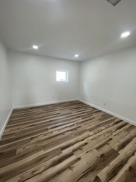 More Photos Of 400 W Cervantes St, Pensacola Flex For Lease