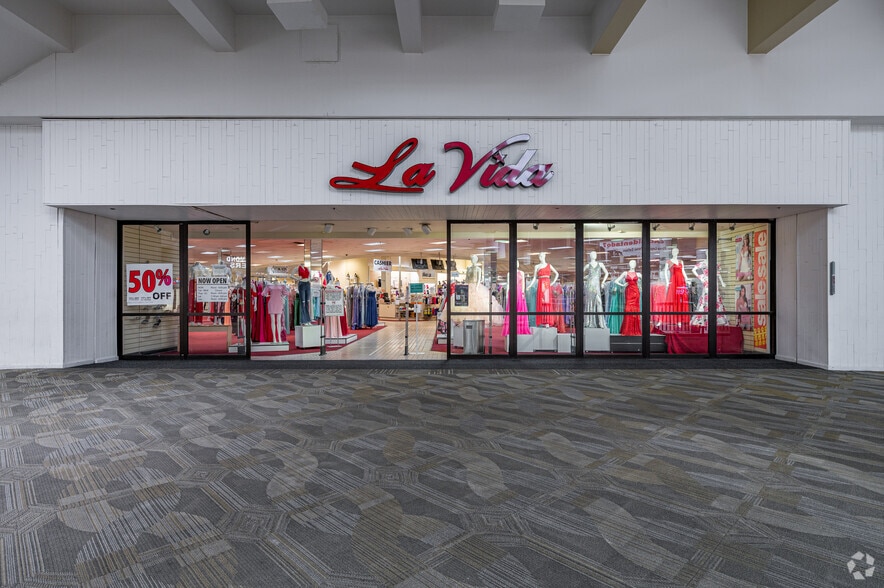 More Photos Of 3602 W Airport Fwy, Irving Department Store For Sale